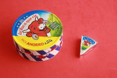 Saragossa İspanya. 11 Haziran 2019, markanın peyniri, gülen inek.
