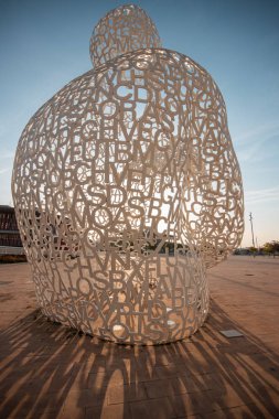 Zaragoza, İspanya 23 Ocak 2019: Ebro 'nun Ruhu adlı Zaragoza şehrinde harflerle oluşturulan heykel