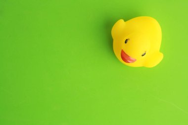 Saragossa İspanya. 18 Eylül 2018, sarı plastik ördek şeklinde bir küvet için çocuk oyuncağı.