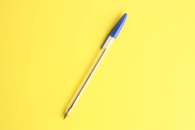 Saragossa İspanya. 18 Eylül 2018, Bic Cristal mavi kalemle damgalandı.