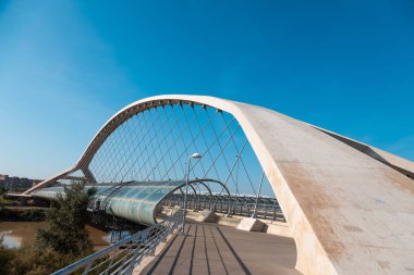 Zaragoza, İspanya 23 Ağustos 2019: Zaragoza şehrindeki üçüncü milenyum köprüsü