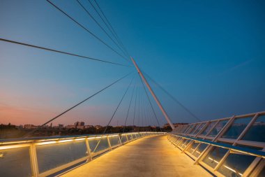 Zaragoza, İspanya 23 Ocak 2019: Zaragoza İspanya 'daki gönüllü geçitte gün doğumu