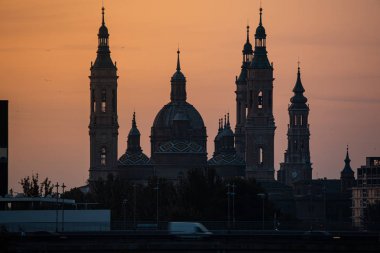 İspanya 'nın Zaragoza kentindeki Virgen del Pilar Bazilikası gün doğumunda