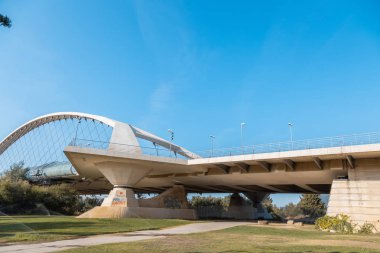 Zaragoza, İspanya 23 Ağustos 2019: Zaragoza şehrindeki üçüncü milenyum köprüsü