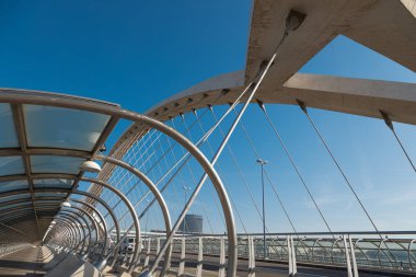 Zaragoza, İspanya 23 Ağustos 2019: Zaragoza şehrindeki üçüncü milenyum köprüsü