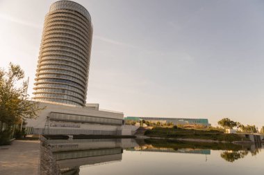 Zaragoza, İspanya 23 Ocak 2019: Zaragoza şehrindeki su kulesi binası