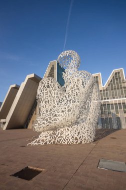Zaragoza, İspanya 23 Ocak 2019: Ebro 'nun Ruhu adlı Zaragoza şehrinde harflerle oluşturulan heykel