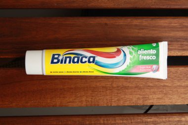 Saragossa İspanya. 18 Eylül 2018, binaca marka diş macunu tüpü.