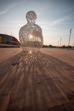 Zaragoza, İspanya 23 Ocak 2019: Ebro 'nun Ruhu adlı Zaragoza şehrinde harflerle oluşturulan heykel