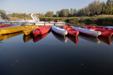 İspanya 'daki Zaragoza şehrinin göletinde kanoları ve tekneleri olan bir iskele.