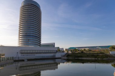 Zaragoza, İspanya 23 Ocak 2019: Zaragoza şehrindeki su kulesi binası