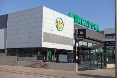 Zaragoza, İspanya 23 Ağustos 2019: İspanyol mercadona zincirinin süpermarket binası