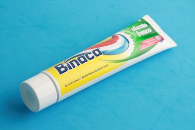 Saragossa İspanya. 18 Eylül 2018, binaca marka diş macunu tüpü.