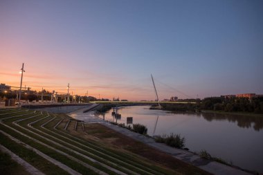 Zaragoza, İspanya 23 Ocak 2019: Zaragoza İspanya 'daki gönüllü geçitte gün doğumu