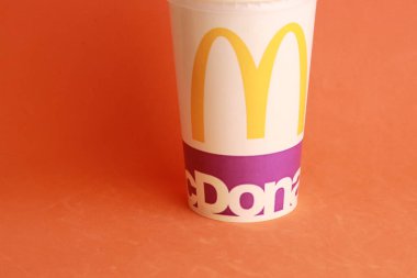 Saragossa İspanya. 19 Mayıs 2019, McDonalds Restoran Kağıt Bardağı