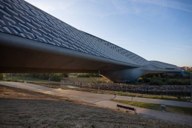 Zaragoza, İspanya 23 Ocak 2019: İspanya 'nın Zaragoza kentindeki Ebro nehri üzerindeki köprü pavyonu