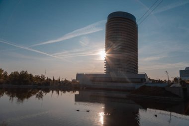 Zaragoza, İspanya 23 Ocak 2019: Zaragoza şehrindeki su kulesi binası