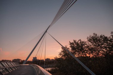 Zaragoza, İspanya 23 Ocak 2019: Zaragoza İspanya 'daki gönüllü geçitte gün doğumu