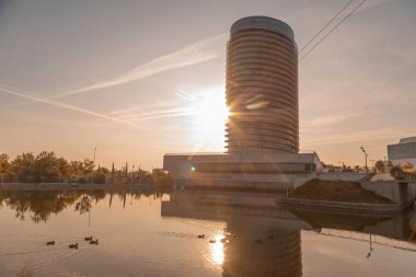 Zaragoza, İspanya 23 Ocak 2019: Zaragoza şehrindeki su kulesi binası
