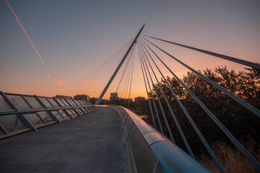 Zaragoza, İspanya 23 Ocak 2019: Zaragoza İspanya 'daki gönüllü geçitte gün doğumu