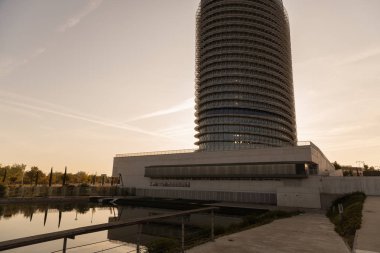 Zaragoza, İspanya 23 Ocak 2019: Zaragoza şehrindeki su kulesi binası
