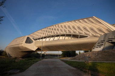 Zaragoza, İspanya 23 Ocak 2019: İspanya 'nın Zaragoza kentindeki Ebro nehri üzerindeki köprü pavyonu
