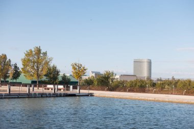 Zaragoza, İspanya 23 Ağustos 2019: Zaragoza İspanya 'daki Endesa elektrik şirketinin yanındaki su parkı