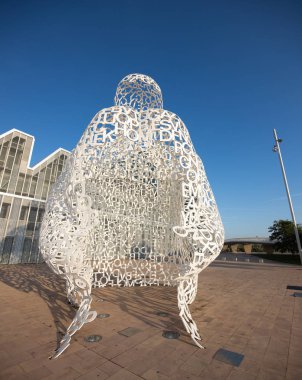 Zaragoza, İspanya 23 Ocak 2019: Ebro 'nun Ruhu adlı Zaragoza şehrinde harflerle oluşturulan heykel