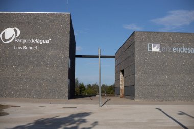 Zaragoza, İspanya 23 Ağustos 2019: Zaragoza İspanya 'daki Endesa elektrik şirketinin yanındaki su parkı