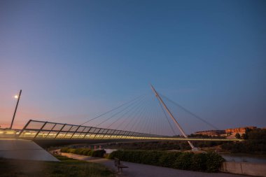 Zaragoza, İspanya 23 Ocak 2019: Zaragoza İspanya 'daki gönüllü geçitte gün doğumu