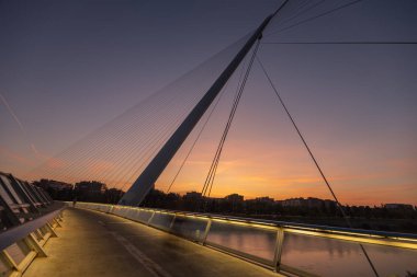 Zaragoza, İspanya 23 Ocak 2019: Zaragoza İspanya 'daki gönüllü geçitte gün doğumu