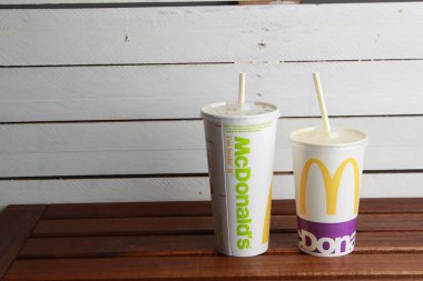 Saragossa İspanya. 19 Mayıs 2019, McDonalds Restoran Kağıt Bardağı