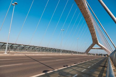 Zaragoza, İspanya 23 Ağustos 2019: Zaragoza şehrindeki üçüncü milenyum köprüsü