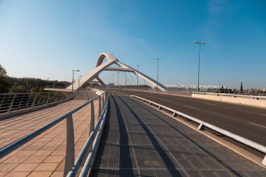 Zaragoza, İspanya 23 Ağustos 2019: Zaragoza şehrindeki üçüncü milenyum köprüsü