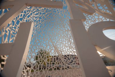 Zaragoza, İspanya 23 Ocak 2019: Ebro 'nun Ruhu adlı Zaragoza şehrinde harflerle oluşturulan heykel