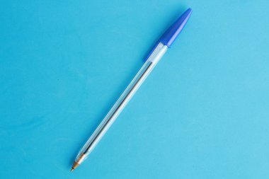 Saragossa İspanya. 18 Eylül 2018, Bic Cristal mavi kalemle damgalandı.