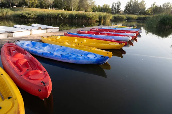 Molhe Lagoa Cidade Zaragoza Espanha Com Canoas Barcos — Fotografia de Stock