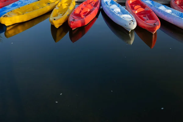 スペインのサラゴサ市の池にある桟橋でカヌーやボートで — ストック写真