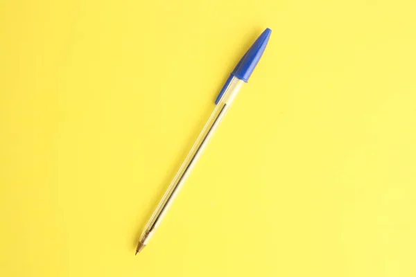 Saragossa İspanya. 18 Eylül 2018, Bic Cristal mavi kalemle damgalandı.