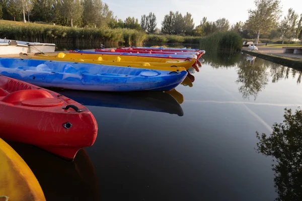 Molhe Lagoa Cidade Zaragoza Espanha Com Canoas Barcos — Fotografia de Stock