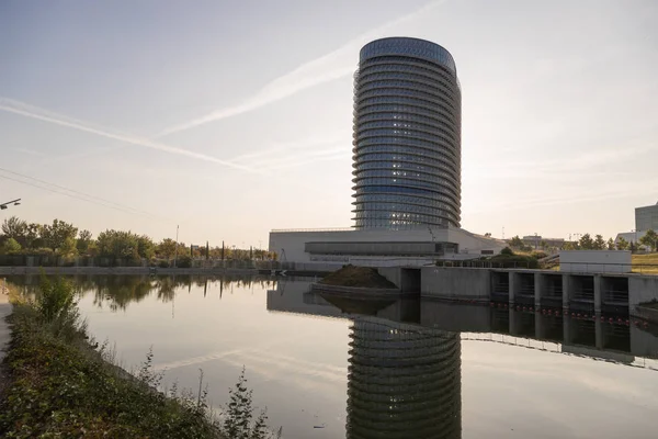 Zaragoza, İspanya 23 Ocak 2019: Zaragoza şehrindeki su kulesi binası
