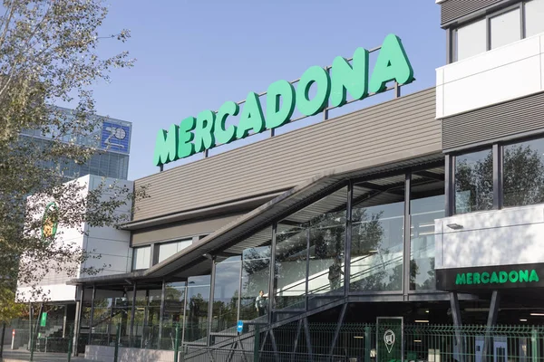 Zaragoza, İspanya 23 Ağustos 2019: İspanyol mercadona zincirinin süpermarket binası