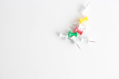 renkli arka planda plastik raptiyeler