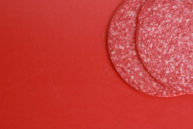 renkli arka planda salam dilimleri