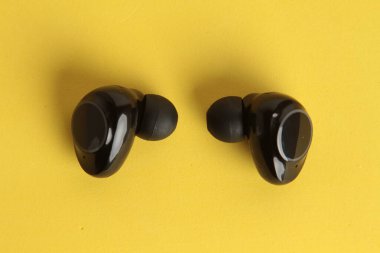 renkli arka planda kablosuz kulaklıklar