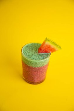 Karpuz tadı ile siyah chia puding Cam