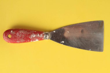 renkli arka planda kullanılan çalışmanın spatula