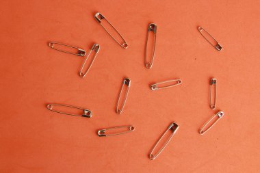 renkli arka plan üzerinde dikiş pimi