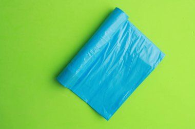 Mavi çöp poşetleri rulo