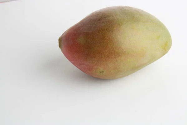 Delicioso Mango Sobre Fondo Blanco — Foto de Stock